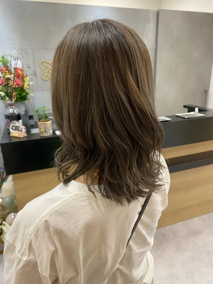 ミディアム カラー ベージュカラー オリーブベージュ オリーブカラー 中尾 綺のヘアスタイル