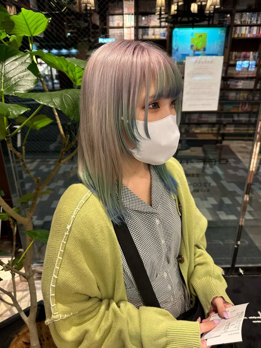 セミロング カット 渡部凌我 小顔ウルフ ハイトーンカラーのヘアスタイル