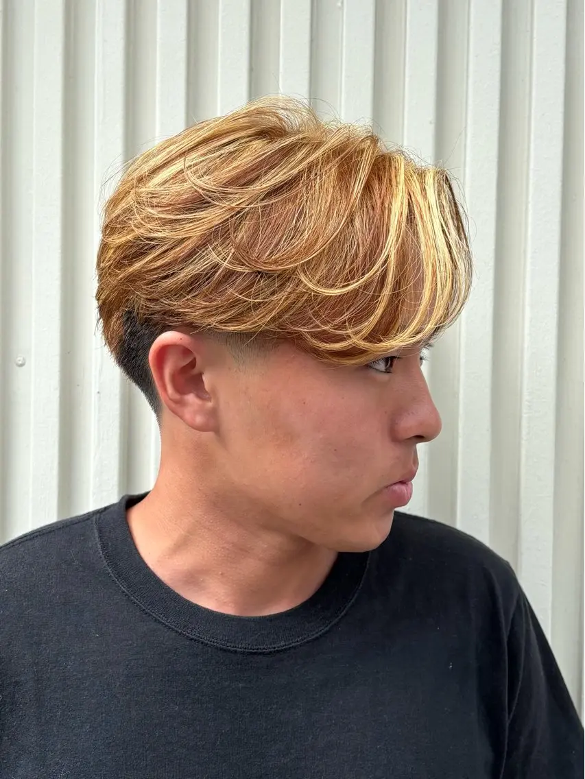 カラー パーマ メンズ センターパート カット ヘアカラー フェザーパーマメンズ メッシュカラーのヘアスタイル