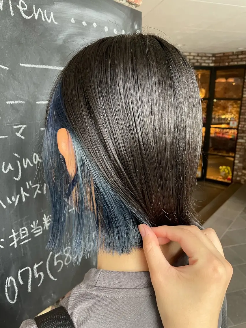 カラー ブルーカラー ショート 顔周りレイヤー/マオのヘアスタイル