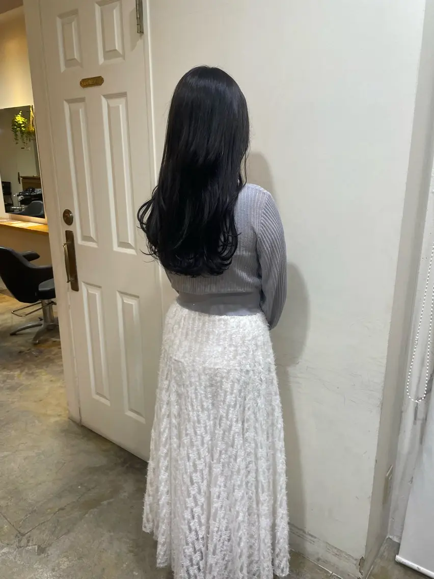 ロング カラー ダークグレー MIOベージュカラー 柔らかいカラーのヘアスタイル