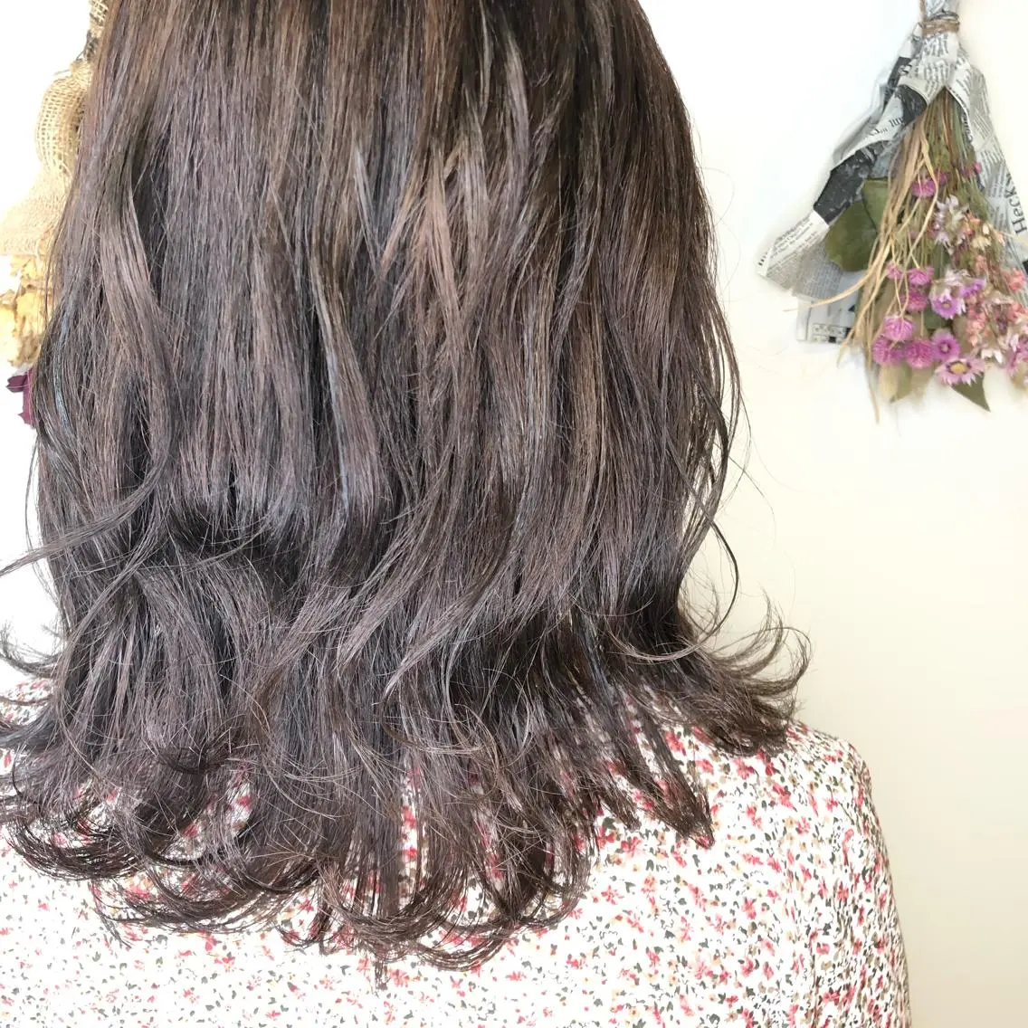 セミロング カラー ベージュカラー 透明感カラー ラベンダーカラー ラベンダーベージュ ヘアカラー トリートメント 松佐 ゆかりのヘアスタイル