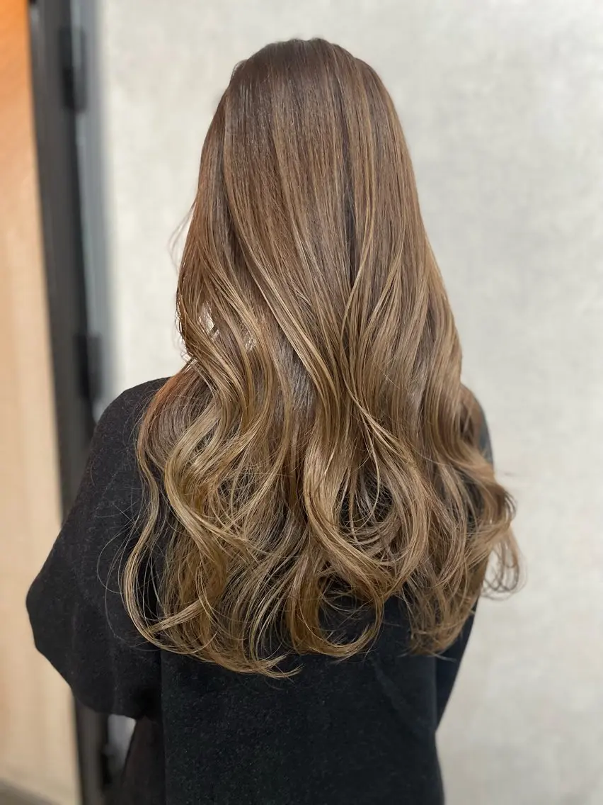 ロング カラー ベージュカラー AIRI layer cut hairのヘアスタイル