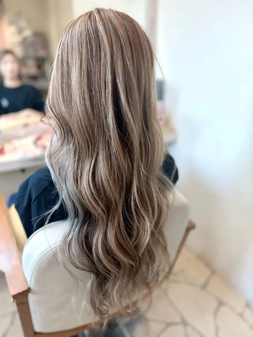 ロング ハイライト chaton シャトンのヘアスタイル