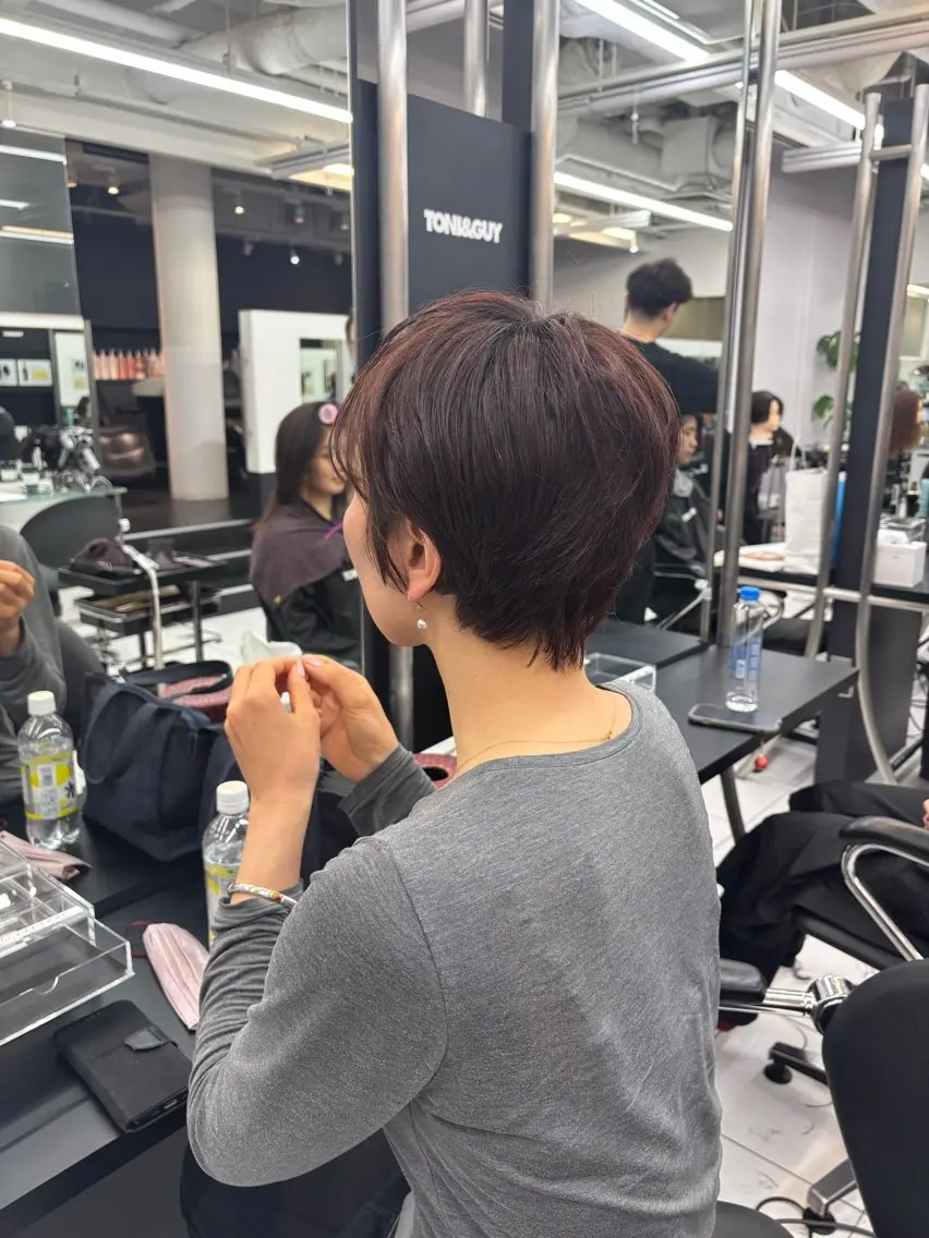 ショート カラー 陽 愛のヘアスタイル