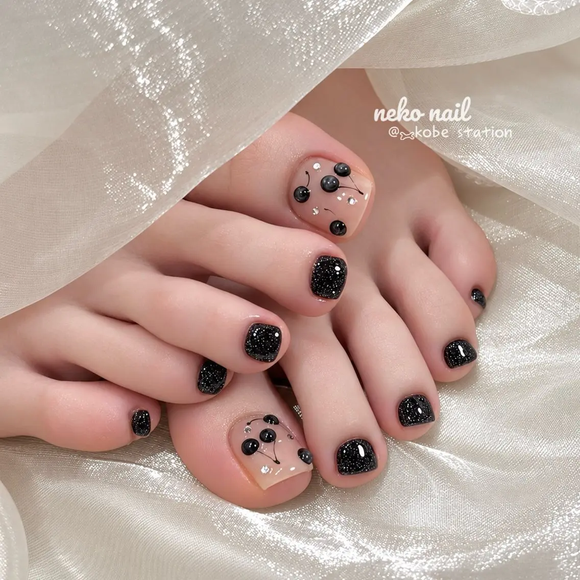 ネイル フラッシュネイル フットネイル キラキラネイル ワンホンネイル フットネイル neko nail三宮元町店のネイルデザイン
