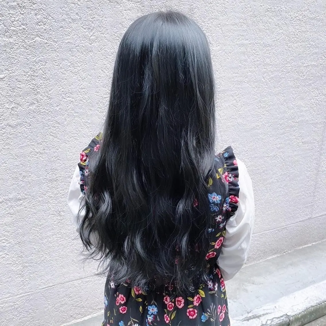 ロング カラー 黒髪 ブルーカラー ブルーブラック ネイビーカラー 𝑺𝒂𝒌𝒊 🩶マンツーマン施術のヘアスタイル