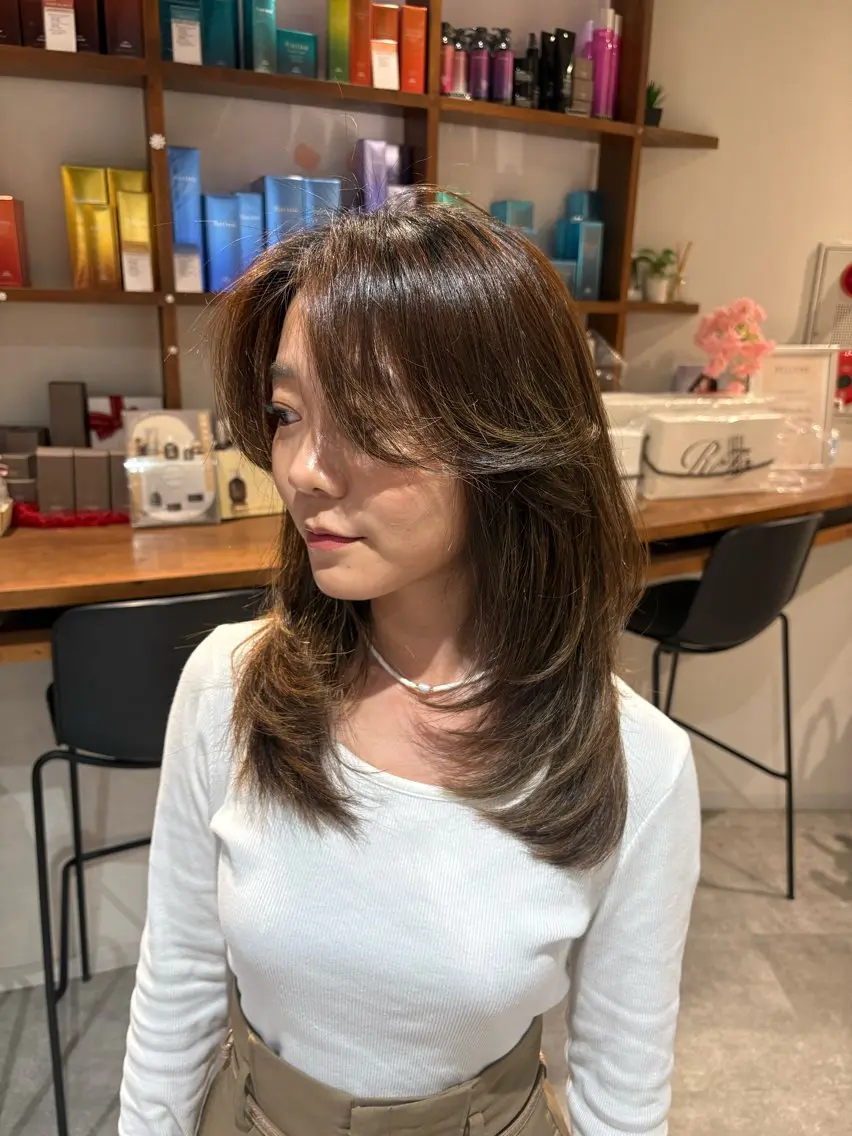 ミディアム レイヤーカット 海外レイヤー/赤み 消しカラー/上原聖奈のヘアスタイル