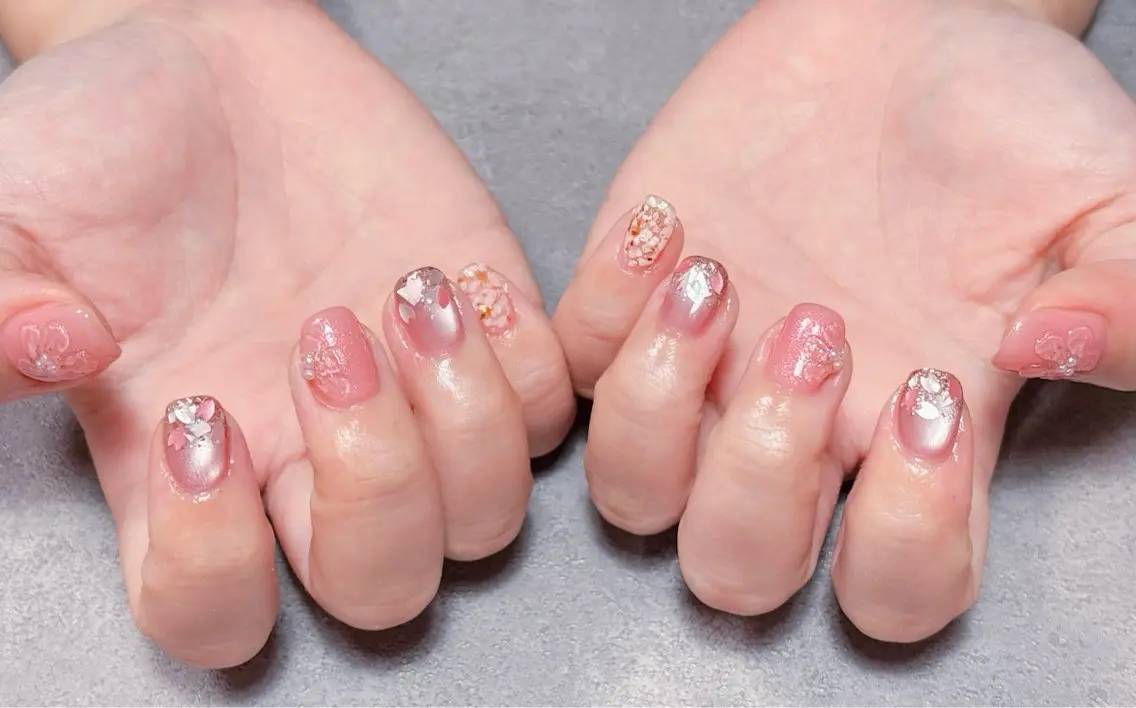 ネイル 桜ネイル フラワーネイル マグネットネイル ニュアンスネイル 春ネイル 💫ゆか_ Nailartistのネイルデザイン