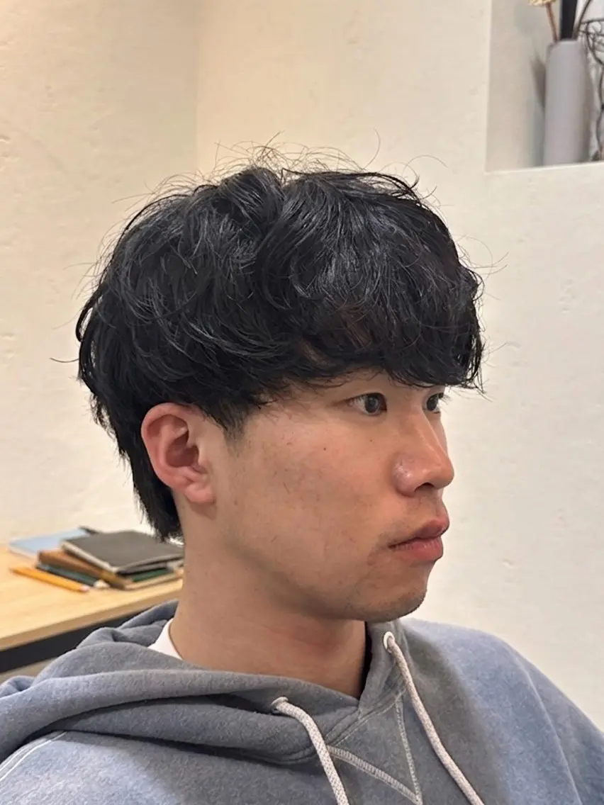 ミディアム メンズ ミディアムパーマ フェザーパーマ メンズパーマ 波巻きパーマ カット パーマ メンズパーマ特化 /メンズ支持率◎のヘアスタイル