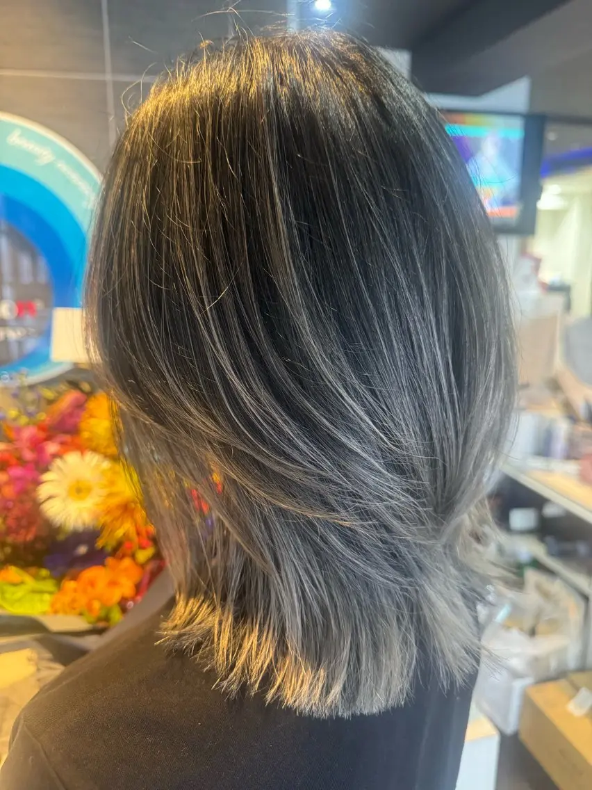 ミディアム 呉屋 愛音のヘアスタイル