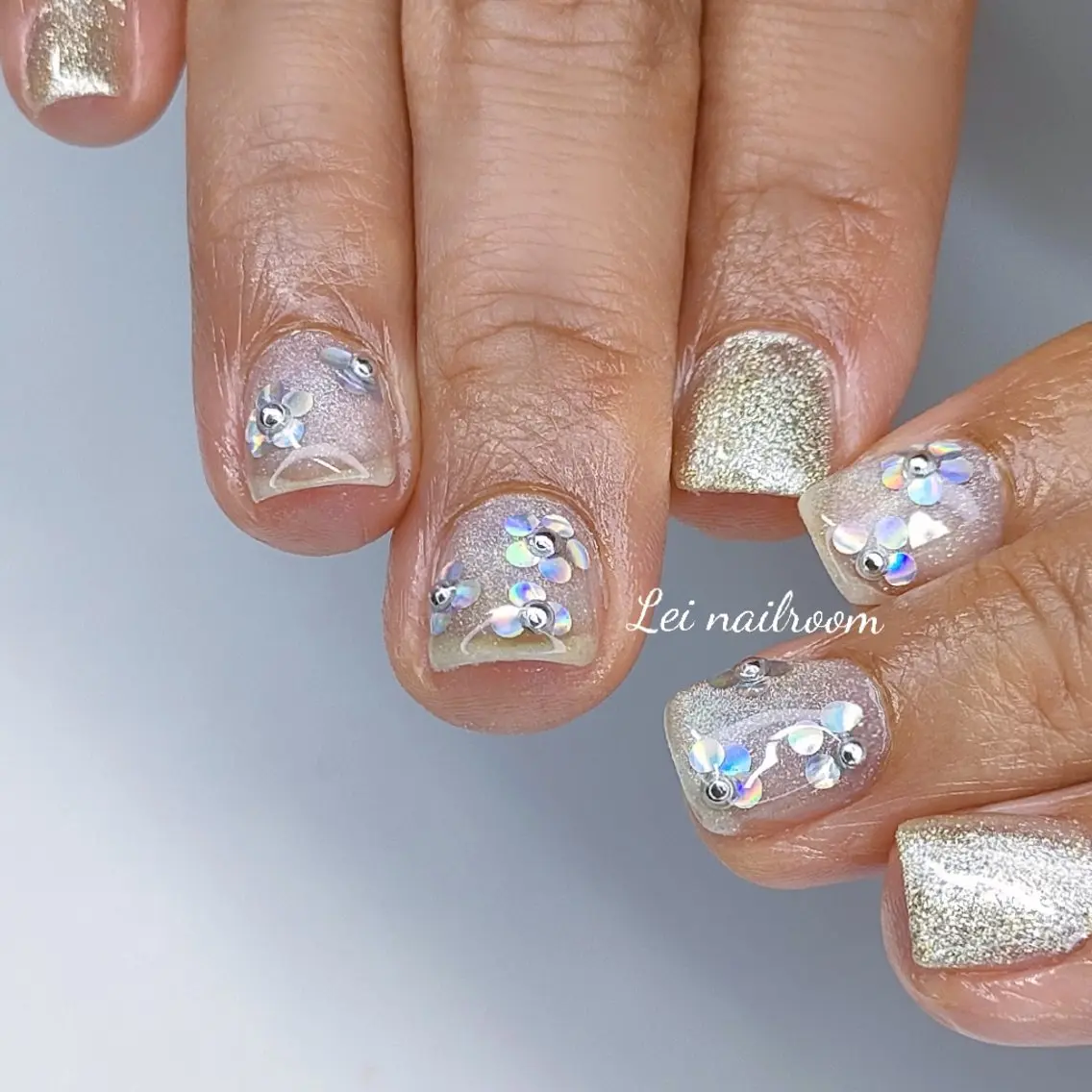 ネイル フラワーネイル ホログラムネイル シルバー lei🌼 nailroomのネイルデザイン