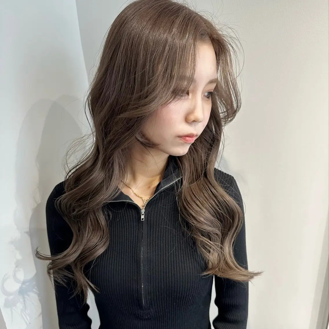 セミロング カラー パーマ ヘアアレンジ ブリーチ ケアブリーチ ダブルカラー ハイライトカラー インナーカラー カット ヘアカラー トリートメント 髪質改善/レイヤー 縮毛矯正/ケラチン耀のヘアスタイル