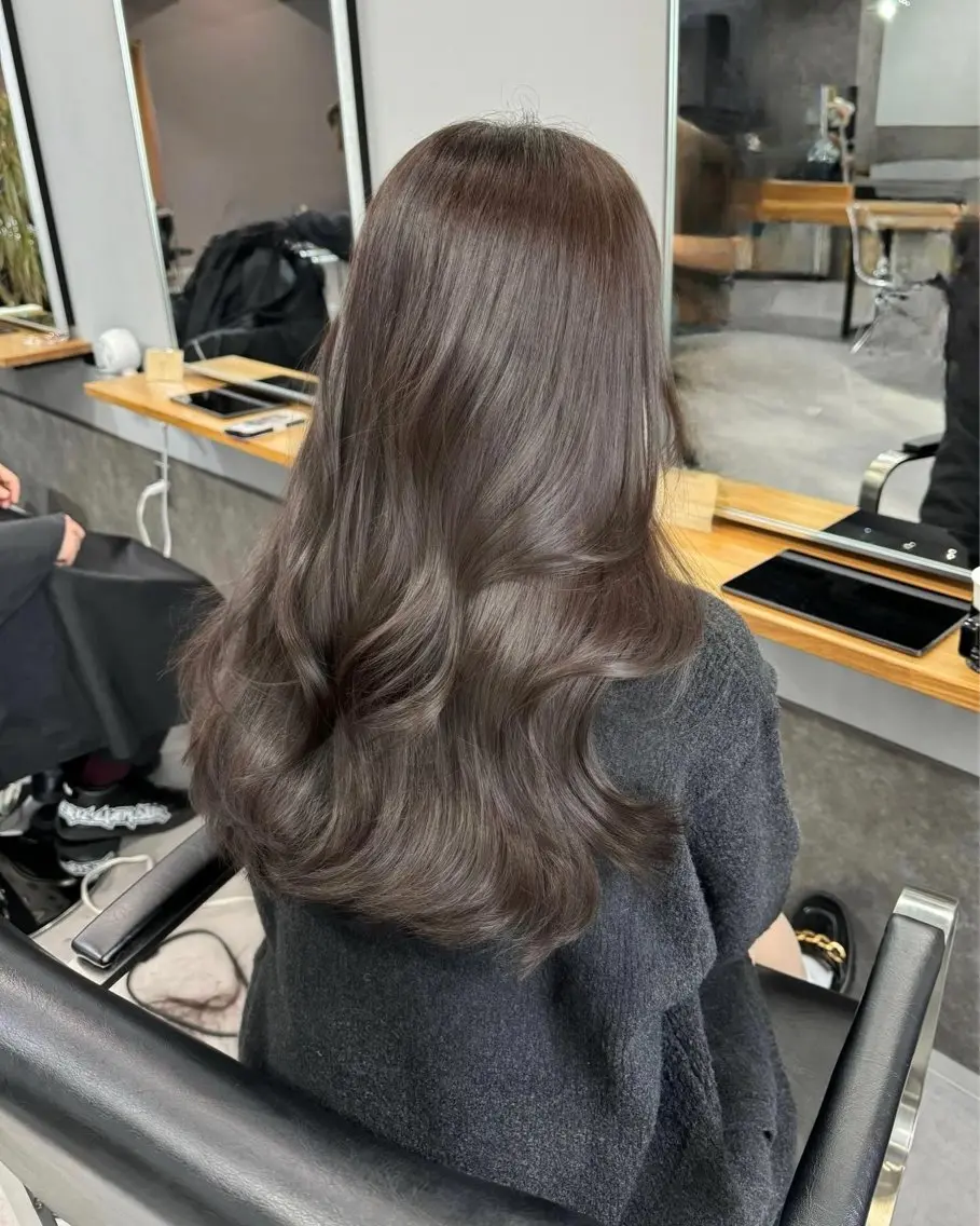 ミディアム カラー カット ヘアカラー トリートメント レイヤーカット 西村あきやのヘアスタイル