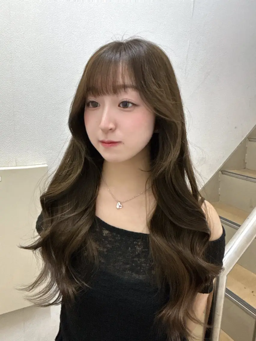 ロング ヘアカラー 透明感／暖色カラー ／マツエク／ここなのヘアスタイル