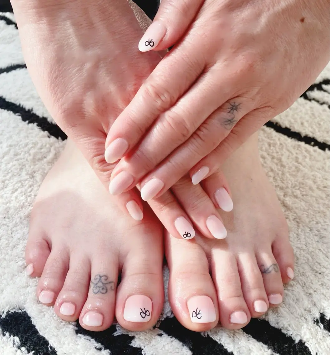 ネイル ピンク リボン フットネイル ネイルサロン nail_upのネイルデザイン