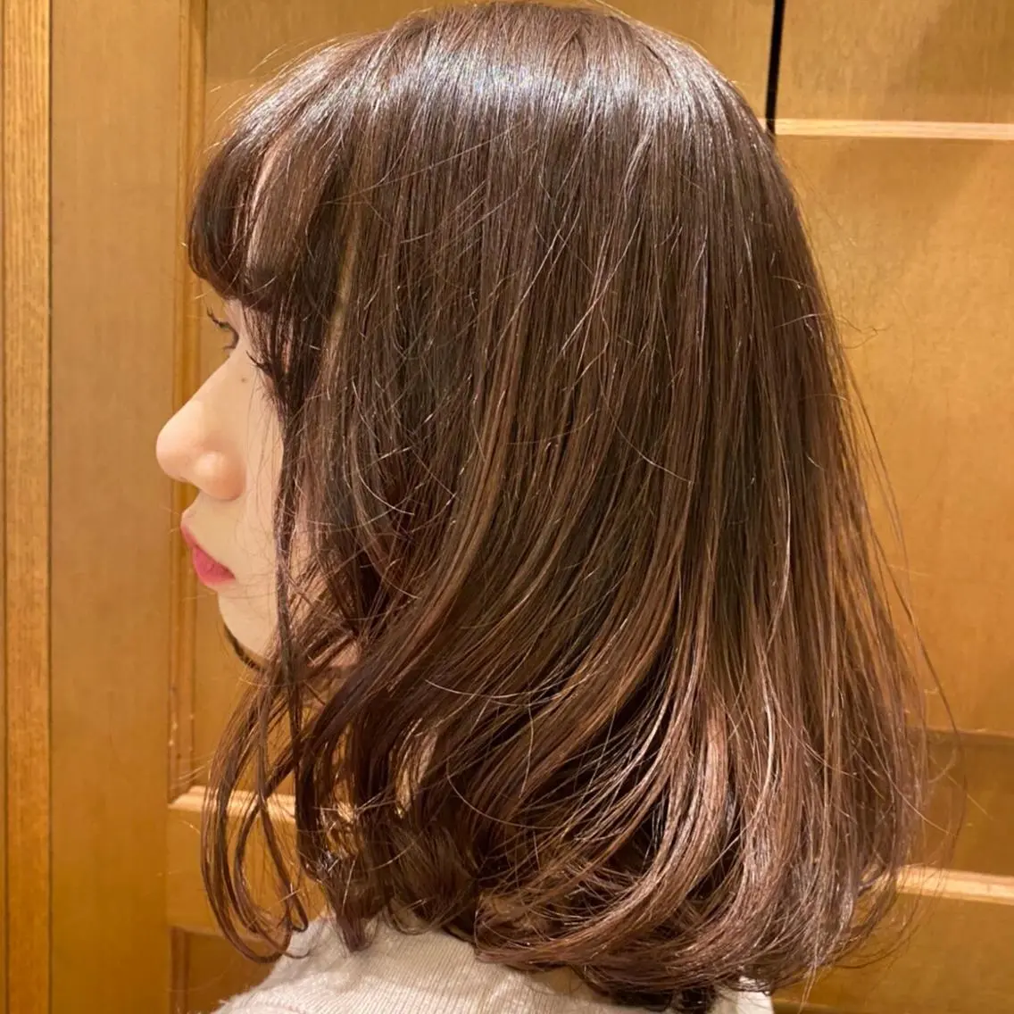 ミディアムレイヤーカットモデル(鎖骨あたりの仕上がりになります)の写真