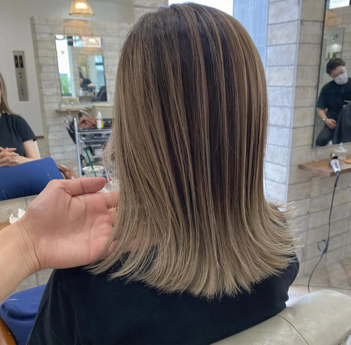 ミディアム カラー パーマ ヘアアレンジ メンズ キッズ ネイル マツエク・マツパ カット ヘアカラー ハイライト、レイヤー カット/西梅田/中西のヘアスタイル