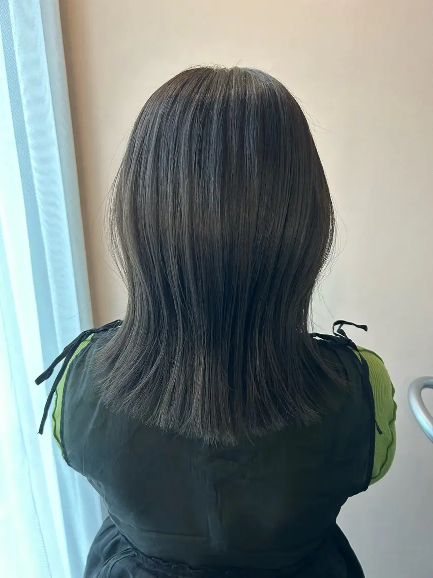 セミロング カラー アッシュ アッシュグレー 透明感カラー hubhair レイヤー/透明感のヘアスタイル