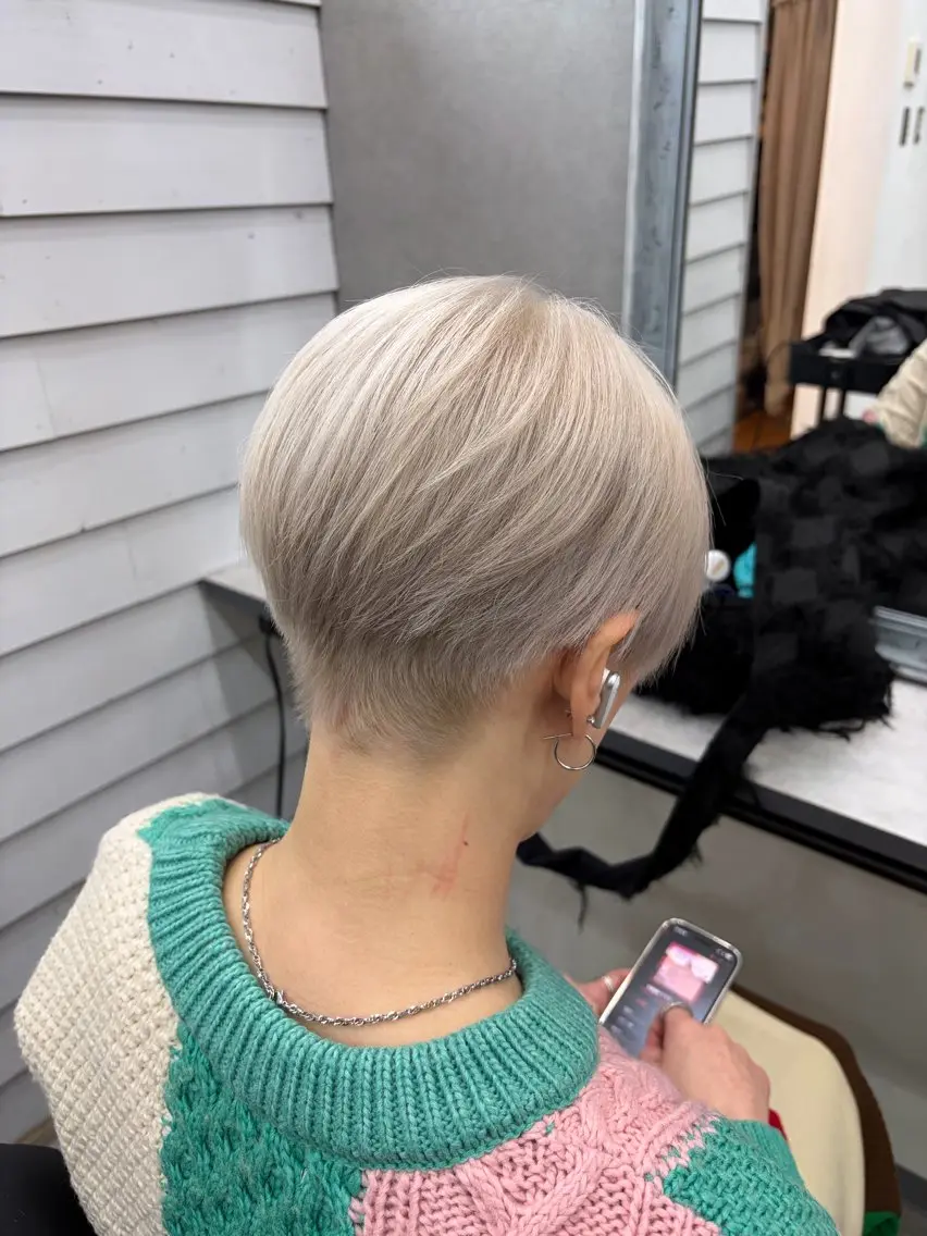 ショート カラー ベージュカラー ホワイトベージュ ショートヘア カット ヘアカラー トリートメント ブリーチ有無Wカラー メンズパーマ大成のヘアスタイル