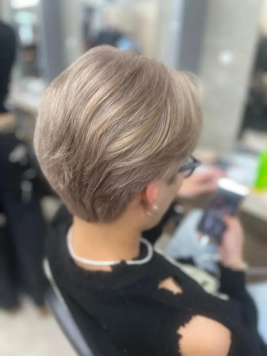 カラー メンズ メンズブリーチ センターパート メンズハイトーン ベージュカラー ブリーチ ヘアカラー トリートメント 多系統似合わせ/ tsuburaのヘアスタイル