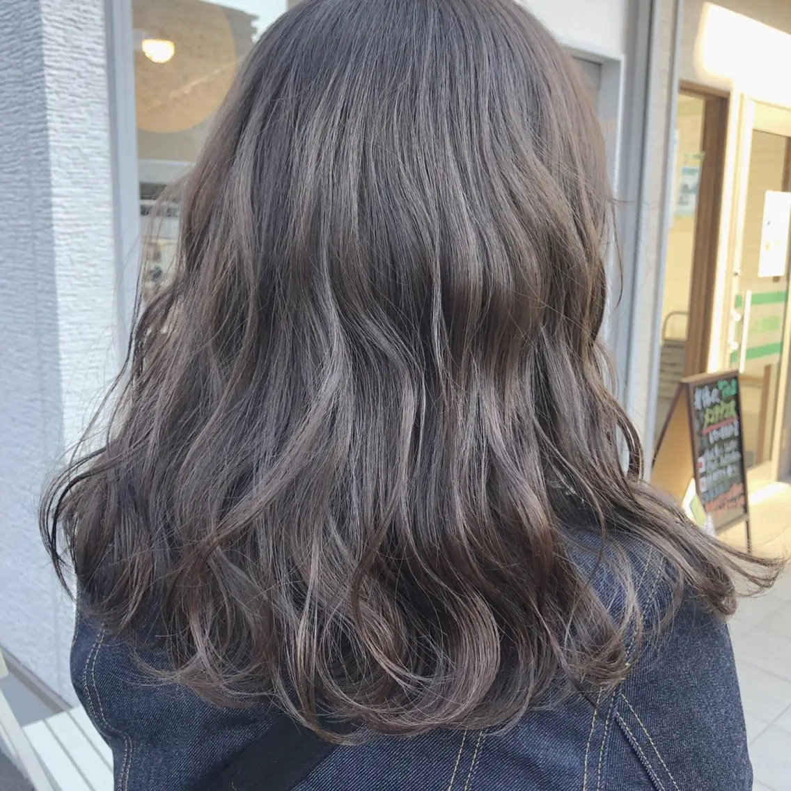 セミロング カラー ブリーチ ダークグレー ヘアカラー Rina のヘアスタイル