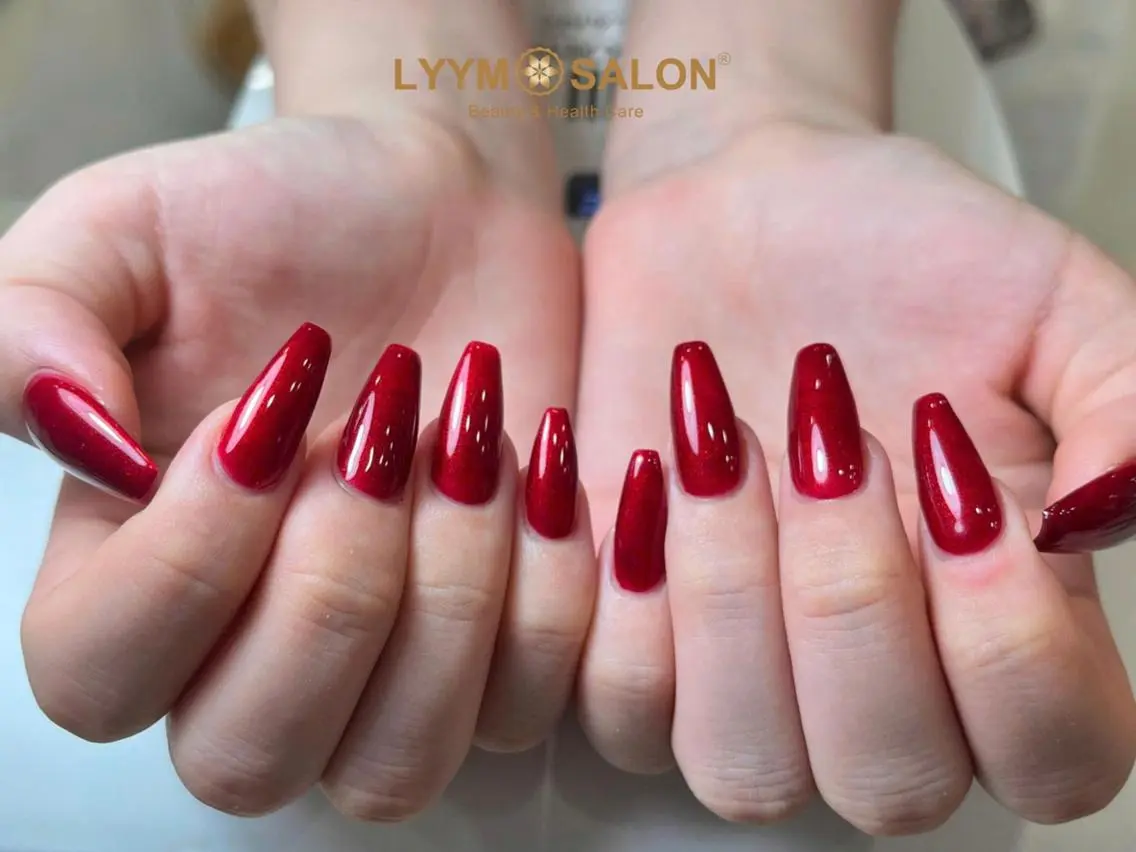 ネイル ジェルネイル ロングネイル ワンカラーネイル 赤色 シンプルネイル ハンドネイル ハンドケア LYYM Salon Miraのネイルデザイン