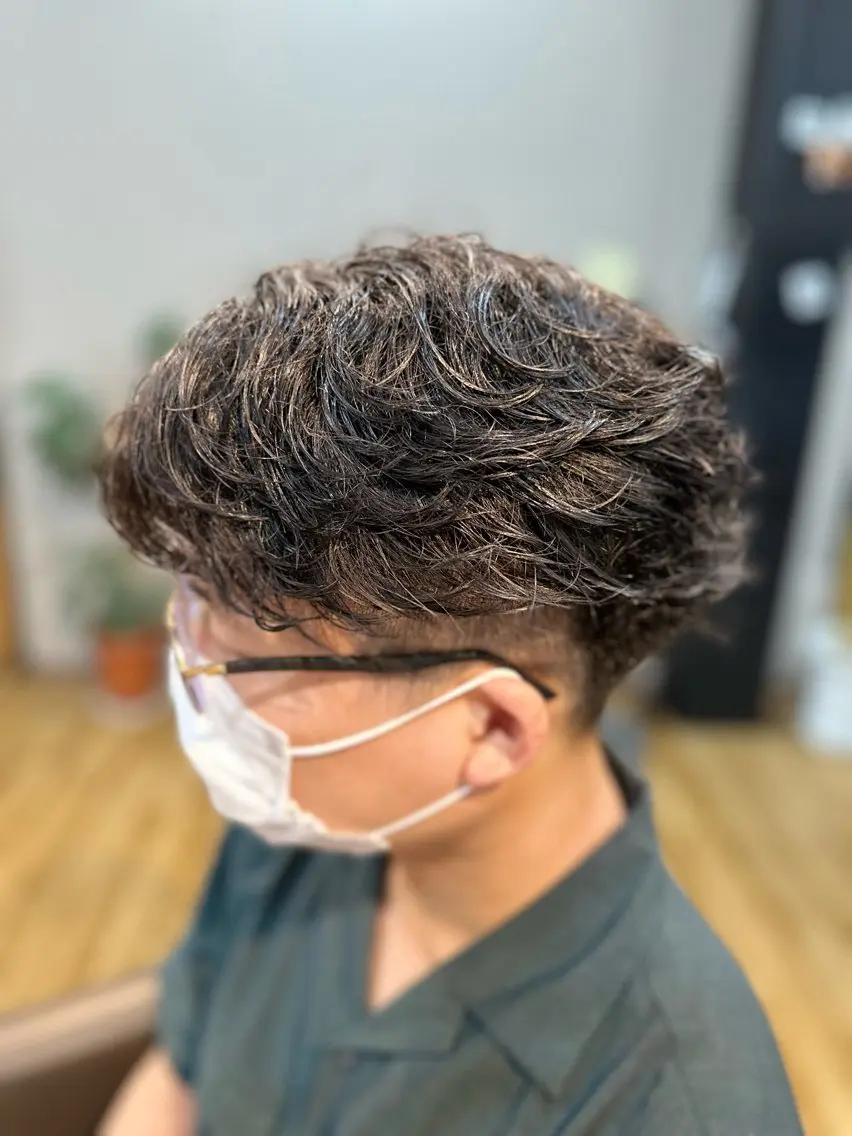 パーマ メンズ フェザーパーマ メンズパーマ arika オケシ　リョウダイのヘアスタイル