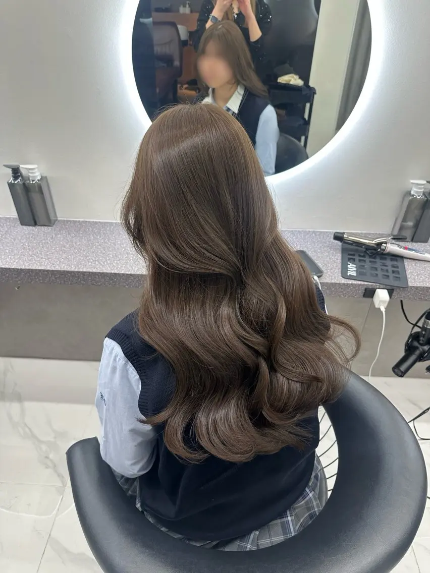 ロング カラー 透明感カラー グレージュ オリーブグレージュ オリーブグレー カット ヘアカラー 塩入ひろの、韓国ヘア 梅田/束感まつ毛のヘアスタイル