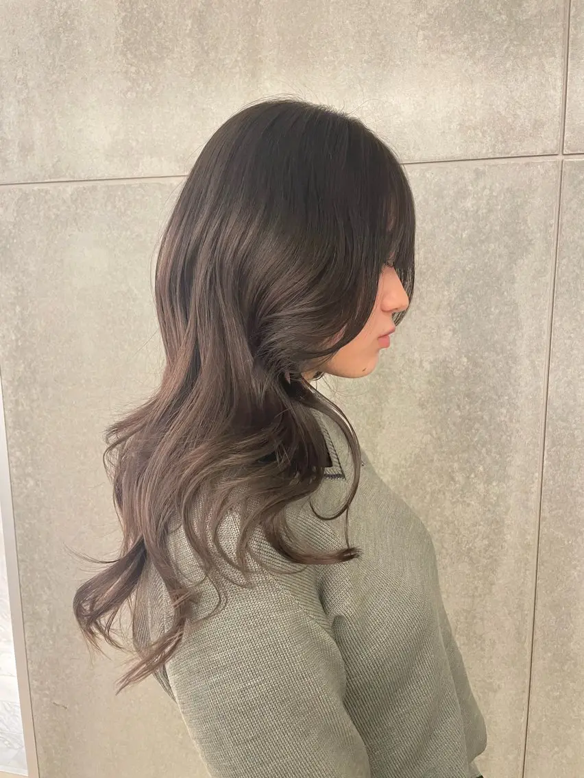 セミロング カラー 西梅田直結🌹 若林梨音のヘアスタイル