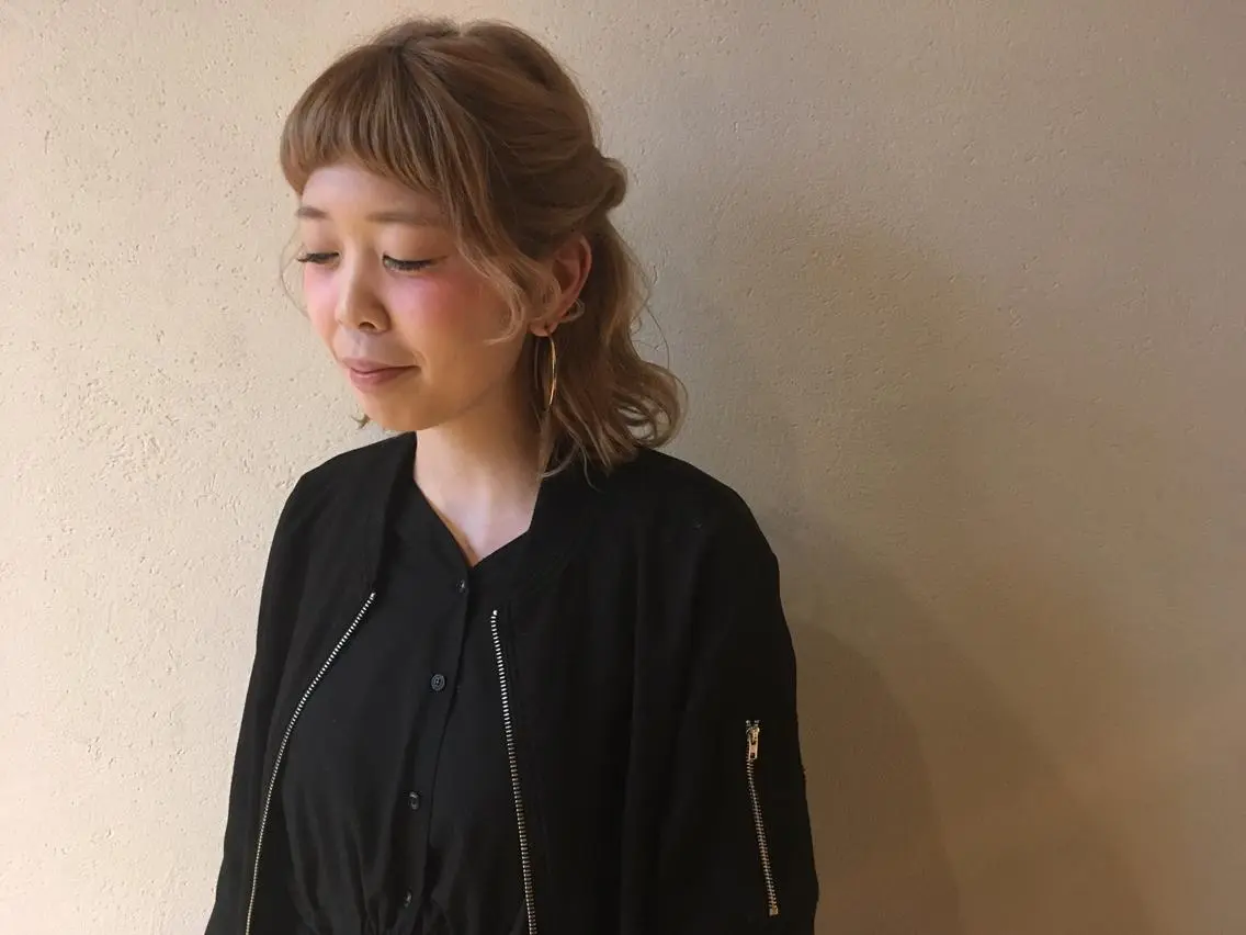 ミディアム カラー ヘアアレンジ ハイトーンカラー レイヤーカット キノシタ マユのヘアスタイル