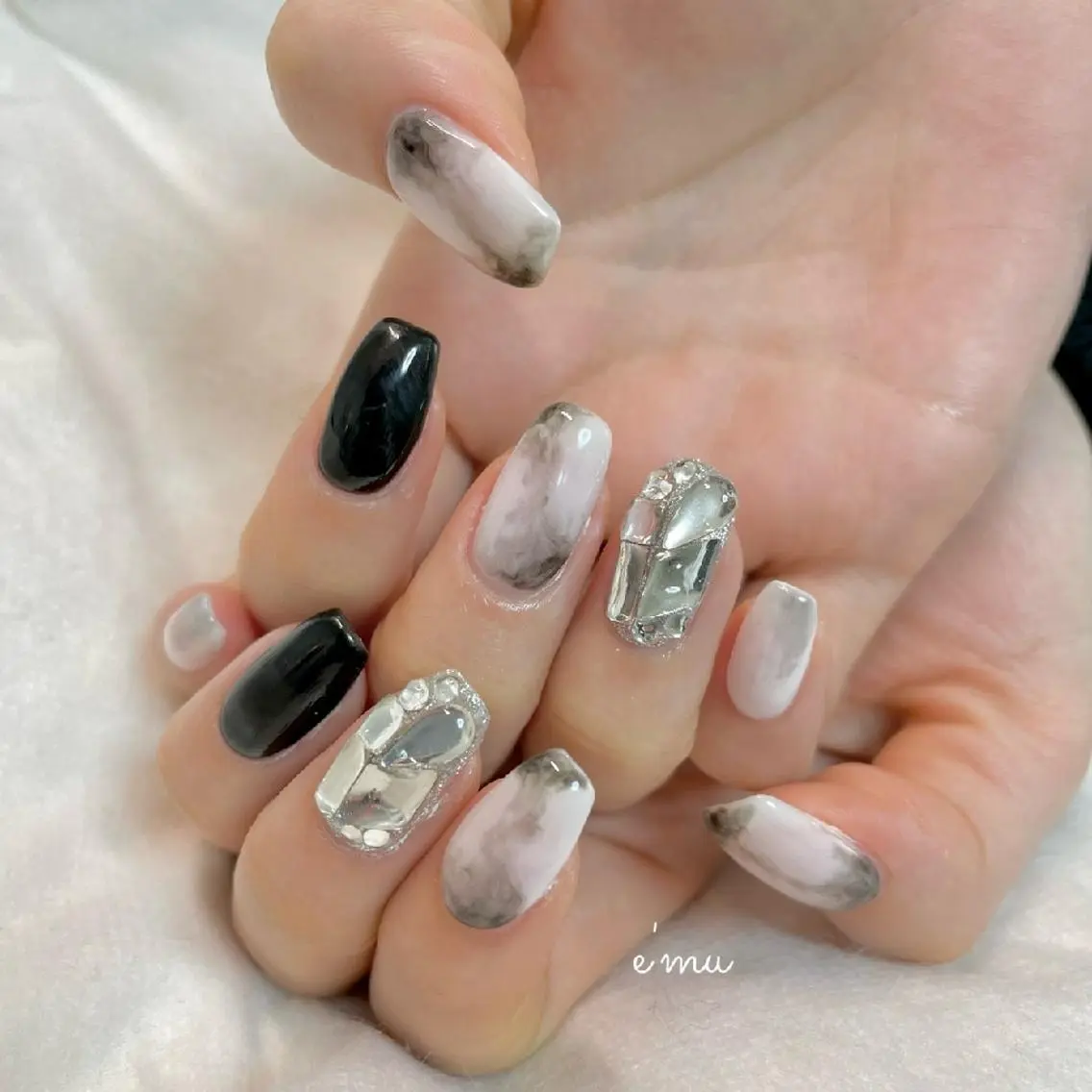 ネイル キラキラネイル 韓国ネイル ニュアンスネイル nail salon e'mu💐のネイルデザイン