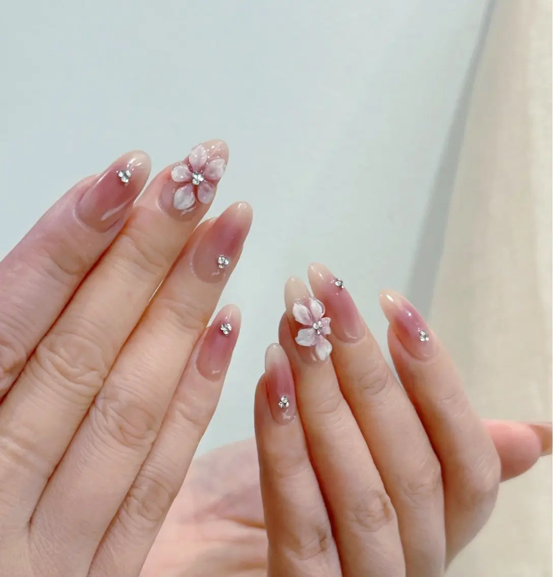 🔥🏆🉐今月限定大人気チークネイル（花デザイン2本+小ストーン18個無料付け）¥6500円（ソフトジェルオフ無料）の写真