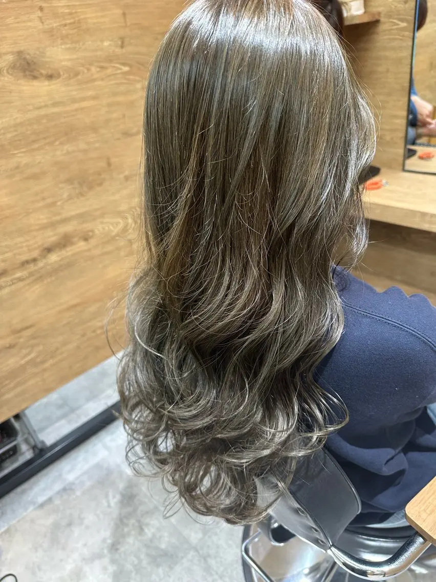 ロング カット ヘアカラー coupe ciseauxのヘアスタイル