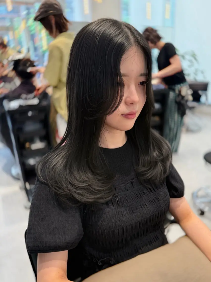 セミロング カラー ダークグレー ダークグレージュ グレージュ レイヤーカット ミオ💎ショート 透ける暗髪のヘアスタイル