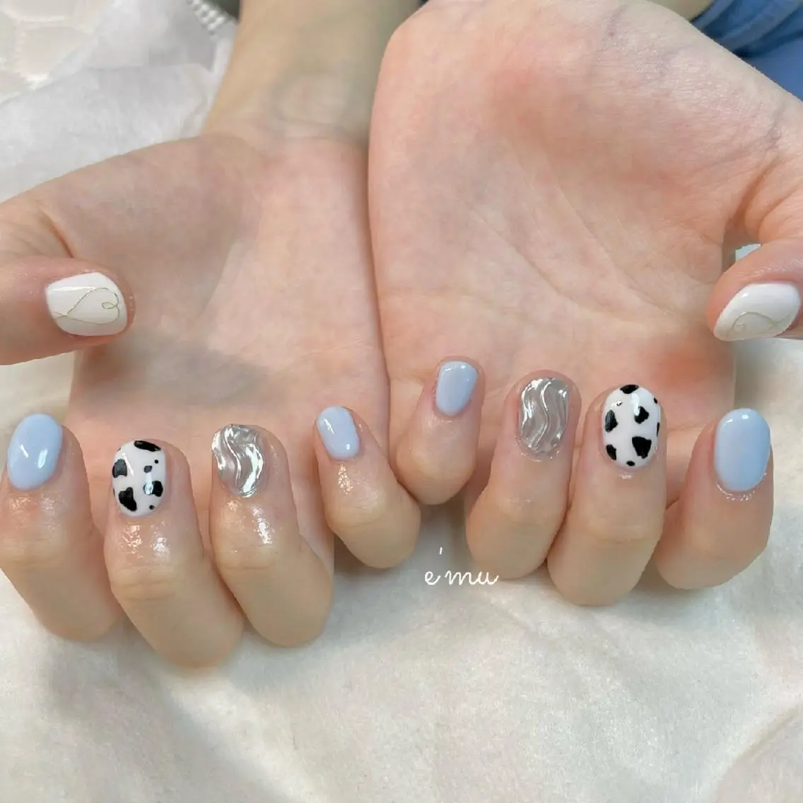 ネイル ブルー ミラーネイル nail salon e'mu💐のネイルデザイン