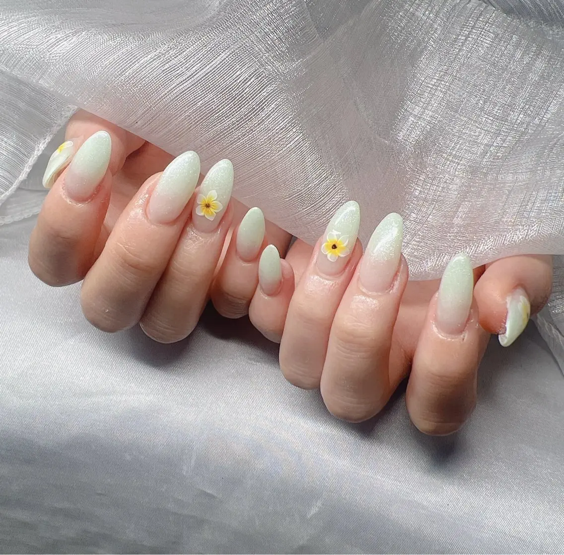 ネイル 長さ出し グラデーション 卒業式 キラキラネイル マグネットネイル ハンドネイル Lee Nailsのネイルデザイン