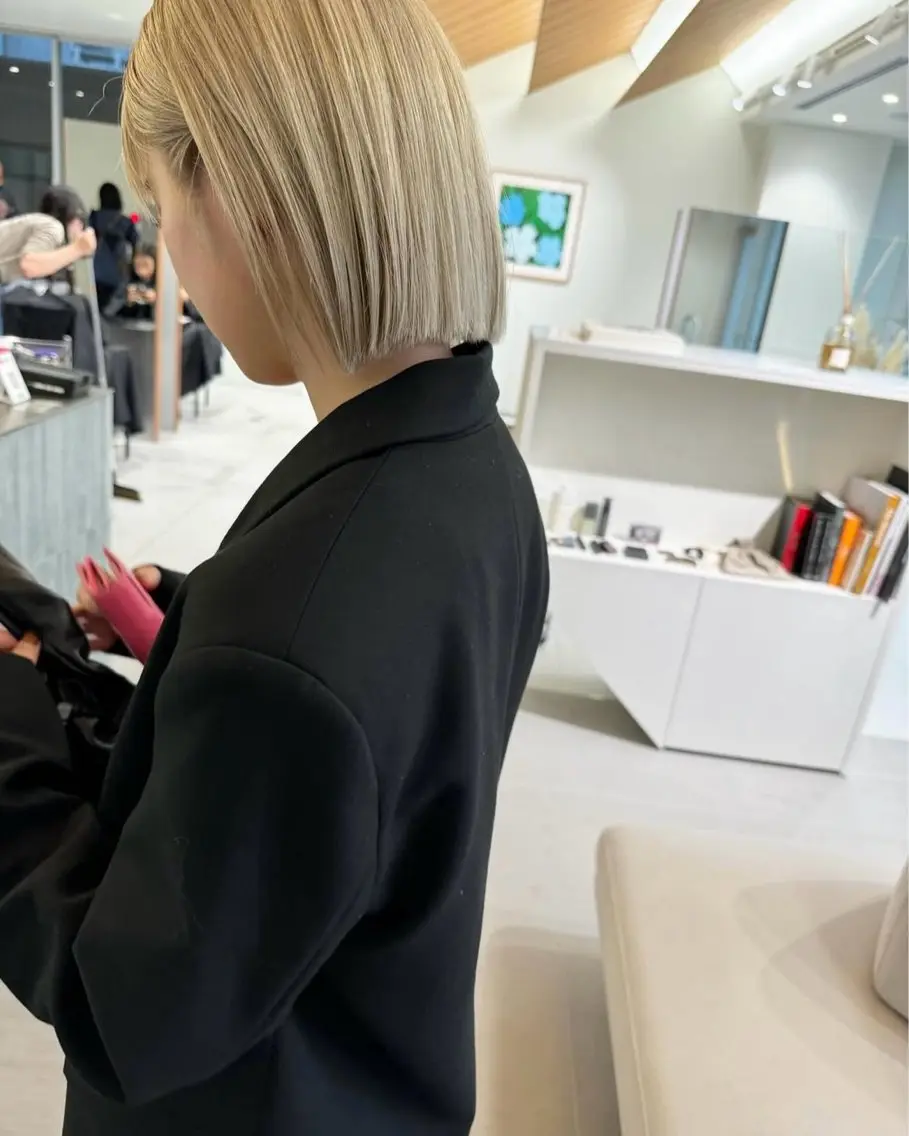ショート お団子ヘア アッシュ ミストバング ボブ 髪質改善 ヘアカラー 似合わせレイヤー ＆縮毛矯正のヘアスタイル