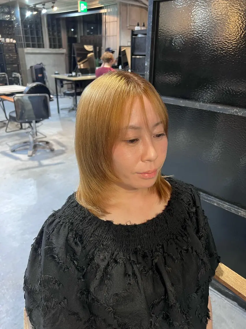 ミディアム カット ヘアカラー 🫐ハイトーンカラー /RIRIKA🌻のヘアスタイル