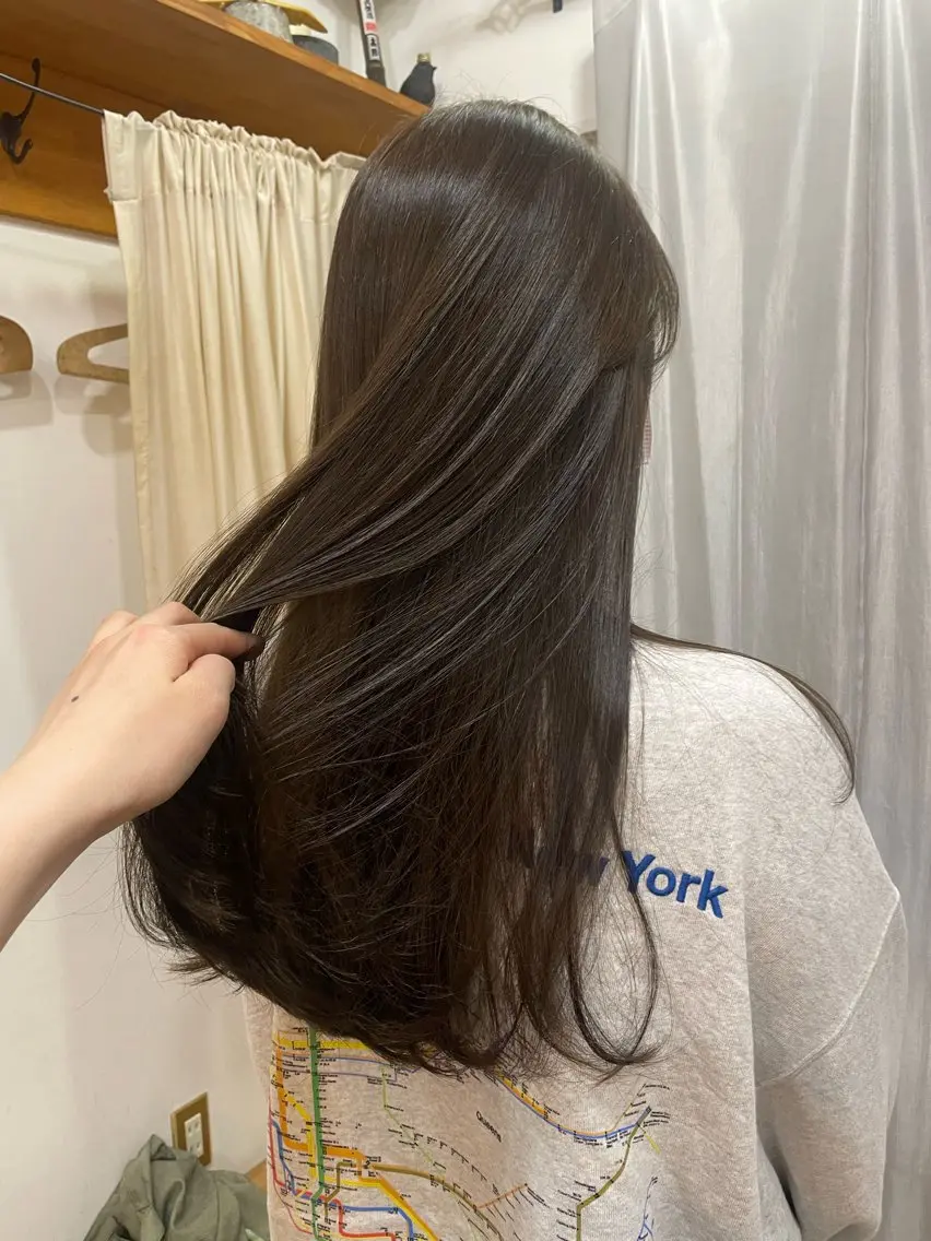 ロング カラー ベージュカラー 透明感カラー オリーブベージュ ロング momoka ［pejite]のヘアスタイル