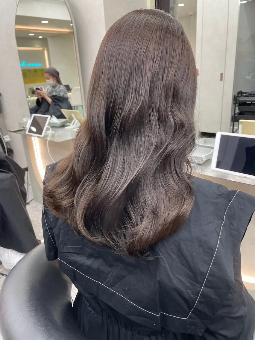 セミロング shion 透明感カラーのヘアスタイル