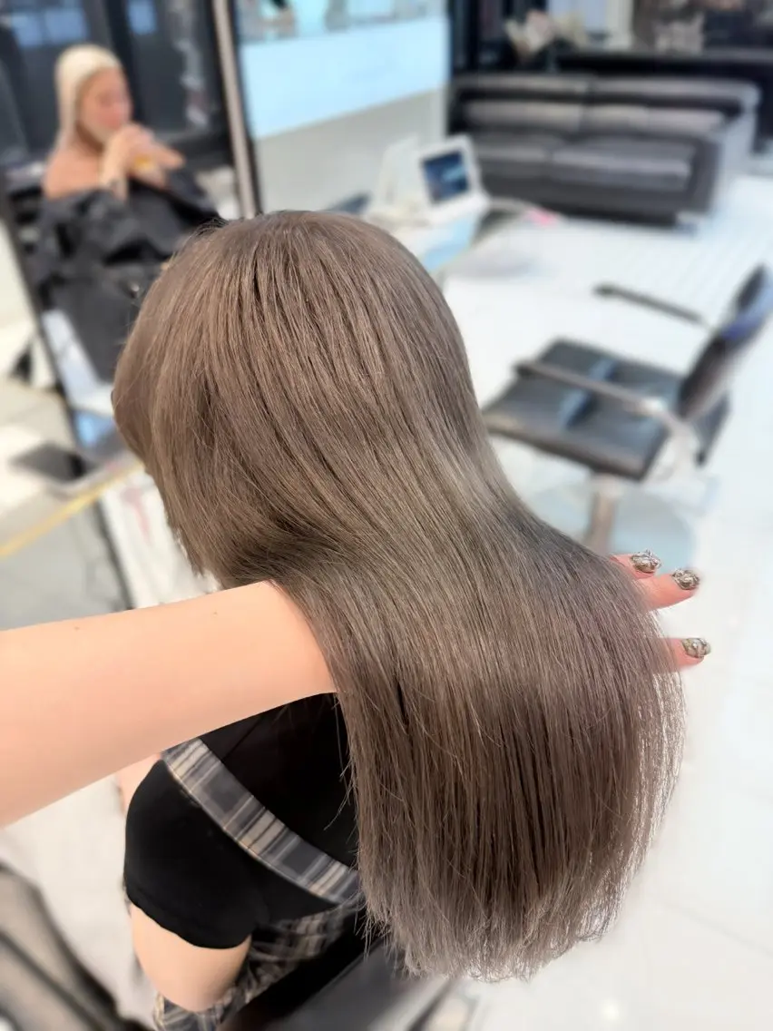 ロング カラー ブリーチ グレージュ ミルクティーグレージュ 【韓国❤️海外ヘア】 AYAKAのヘアスタイル