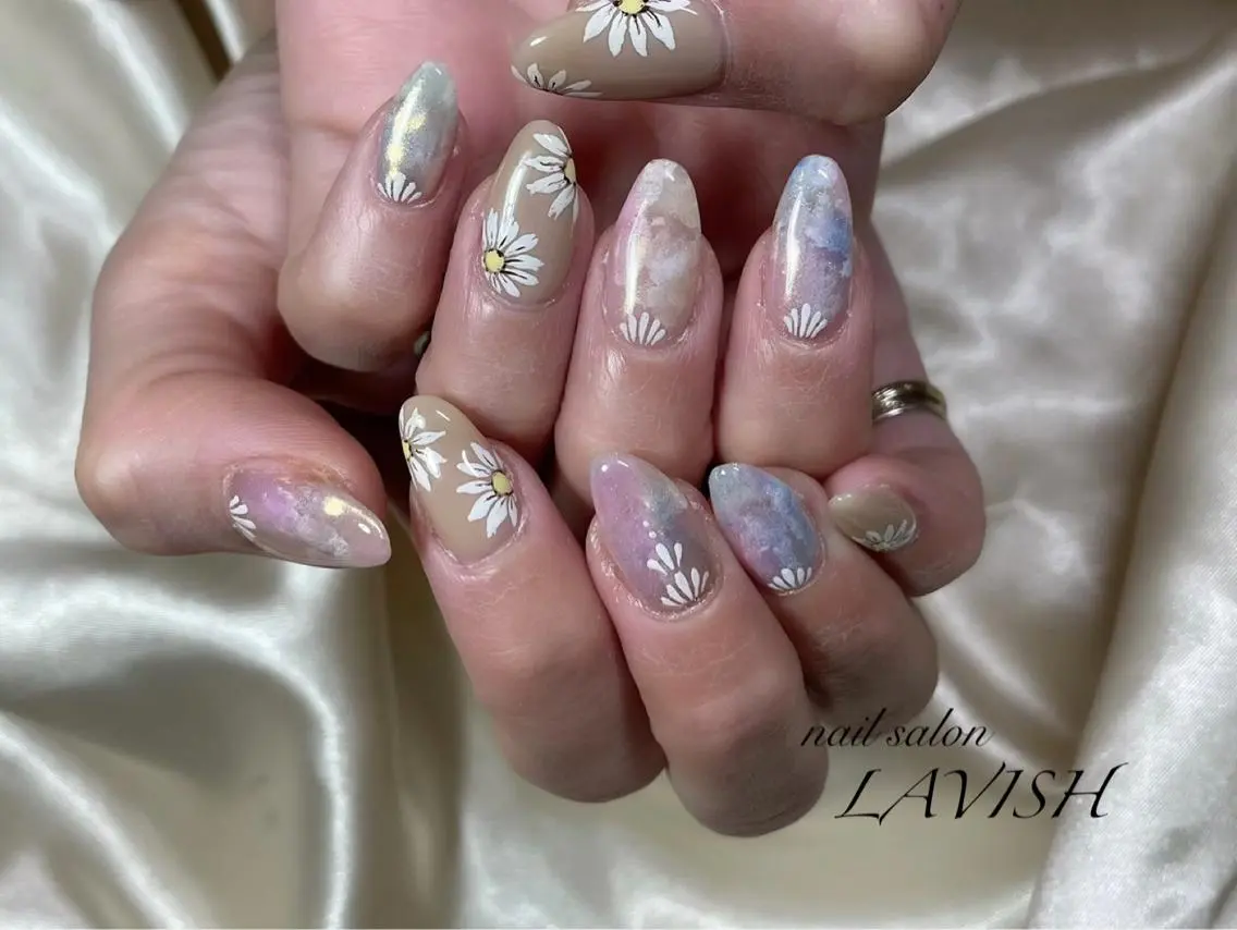 ネイル LAVISH 大和店 emi･:*+のネイルデザイン