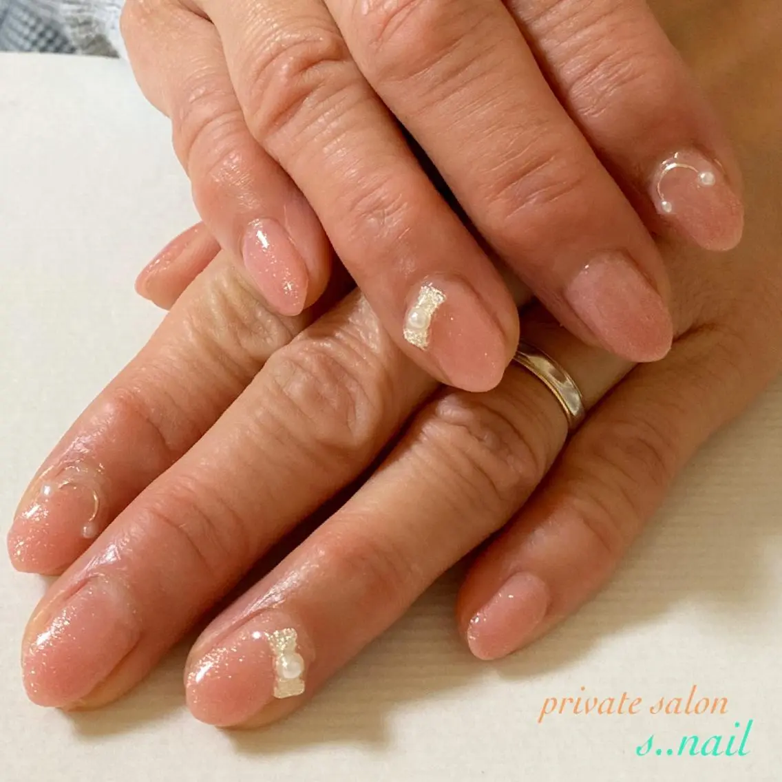 ネイル キラキラネイル ラメ(グリッター) リボン ハンドネイル フットネイル s..nail / MORITAのネイルデザイン