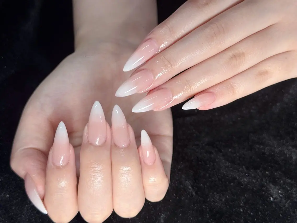 ネイル ガーリー キラキラネイル 韓国ネイル ロングネイル シンプルネイル ハンドネイル 🦊Genie🦊 Mika Nailsのネイルデザイン
