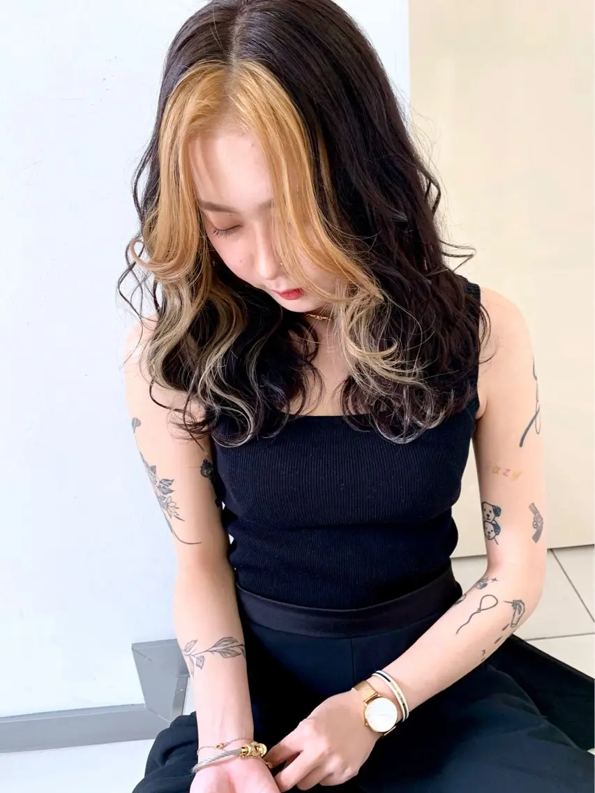 セミロング カラー ブリーチ 抜きっぱなしブロンド ブロンド グレージュ ハイトーンカラー ヘアカラー トリートメント Room 304のヘアスタイル
