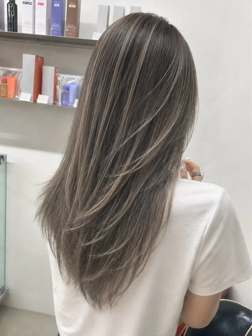 ロング レイヤーカット ヘアカラー 🔷ブリーチバレイヤ ージュ🔷飯野達也のヘアスタイル