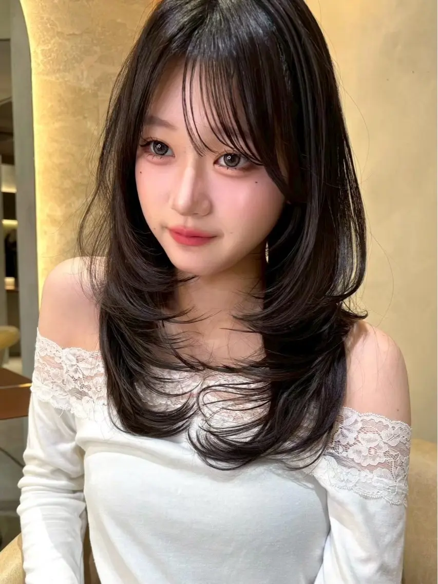 セミロング 顔まわりレイヤー 韓国風ヘア レイヤーカット シースルーバング 小顔カット カット 縮毛矯正 トリートメント ❣️大人色気レイヤー 美髪縮毛 金山❣️のヘアスタイル