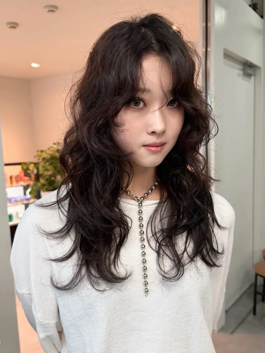 ロング パーマ 顔まわりレイヤー 韓国風ヘア レイヤーカット ロング デジタルパーマ 小田 晃瑛のヘアスタイル