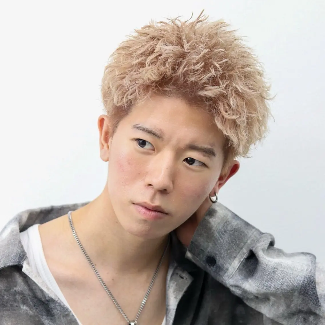 ショート カラー パーマ メンズ カット パーマ 🔥メンズ極🔥韓国 シャドウ/波巻き柿崎のヘアスタイル